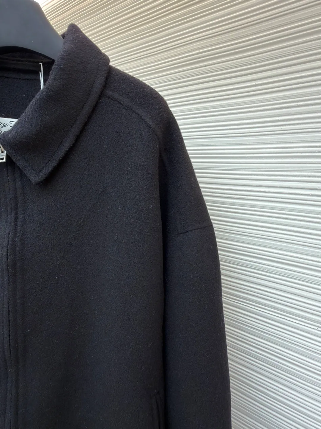 Acne Studios lapel zipper off-shoulder long-sleeved wool jacket ●Original version: Purchased and developed at 7499 ●Item number: 1681820-C85 ●Fabric: wool fabric ●Technology: Made on positioning cutting machine ●Color: black ●Version: fitted version ●Weight: about 1215 grams ●Size: 46-48-50 ●Description: Made of high-density wool blended fabric, treated with double-sided worsted spinning process, it feels soft and waxy and has good drape. The body adopts a hidden zipper + lapel design, with a neat neckline; the pockets on both sides have a welt structure and are decorated with buttons of the same color, with exquisite details. The overall shape is slightly loose, the hem is naturally curved, and the edges are reinforced with overlocking technology, which not only retains the soft texture of the fabric, but also improves the durability, and combines simple style with advanced craftsmanship. The overall wiring is straight and delicate, the fabric is comfortable and soft, and the color is consistent without color difference. It can be matched with the same style to create a fashionable look and control various occasions. Customized accessories, complete with three standards, same style for men and women!